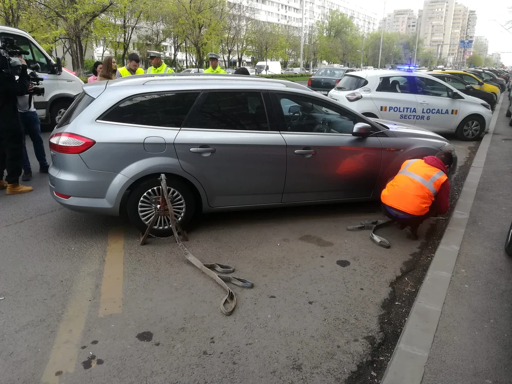 Aceasta mașină a fost parcată ilegal în stația STB Veteranilor