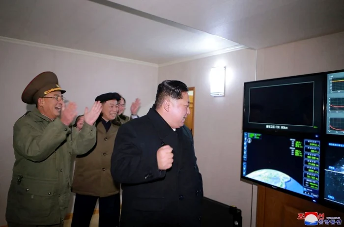 Dictatorul nord-coreean Kim Jong-un (primul din imagine), entuziasmat de ultimul test balistic al armatei esale FOTO AFP