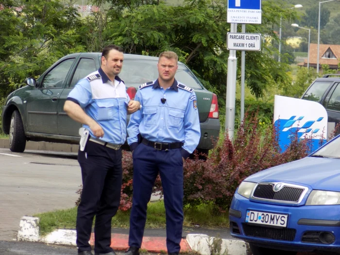 Una din camere este testata de oamenii legii de la Sibiu FOTO Ramona Găină