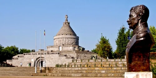 Statuia generalului Grigorescu în faţa mausoleului unde este înmormântat FOTO Ştefan Borcea