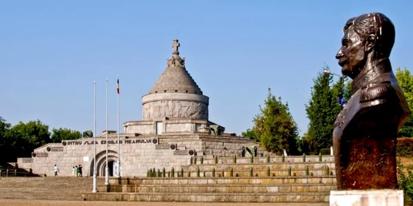Statuia generalului Grigorescu în faţa mausoleului unde este înmormântat FOTO Ştefan Borcea