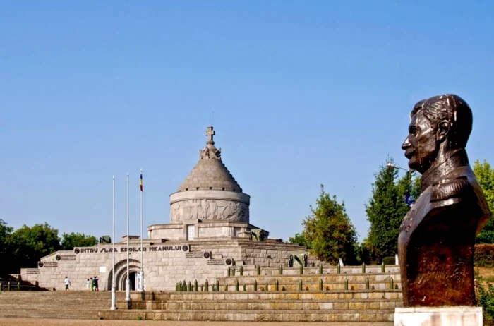 Statuia eroului Eremia Grigorescu, din faţa Mausoleului de la Mărăşeşti FOTO Ştefan Borcea