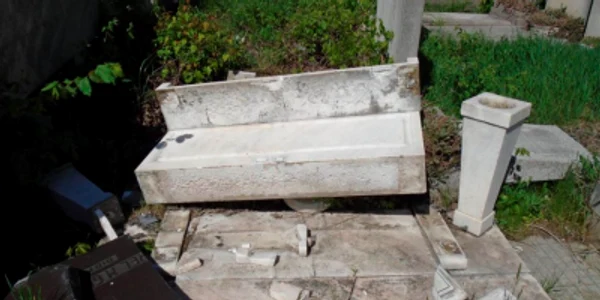 Monumente funerare distruse în Cimitirul Evreiesc din Bucureşti Sursa foto Facebook Aurel Vainer