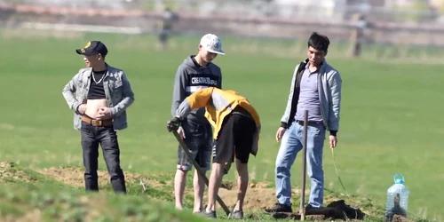 Vietnamezii sapă după popândăi FOTO Anamaria Manolea