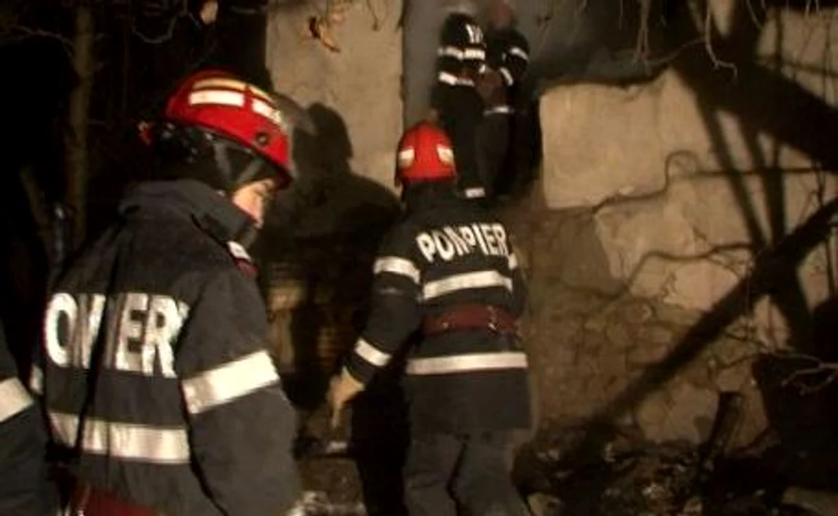 Pereţii casei s-au prăbuşit peste proprietar iar pompierii au căutat câteva ore sub dărâmături până l-au găsit