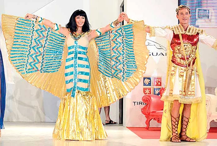 5 iulie. La deschiderea Carnavalului, Mazăre s-a costumat în împăratul Cezar, alături de Cleopatra, alias Mihaela Rădulescu