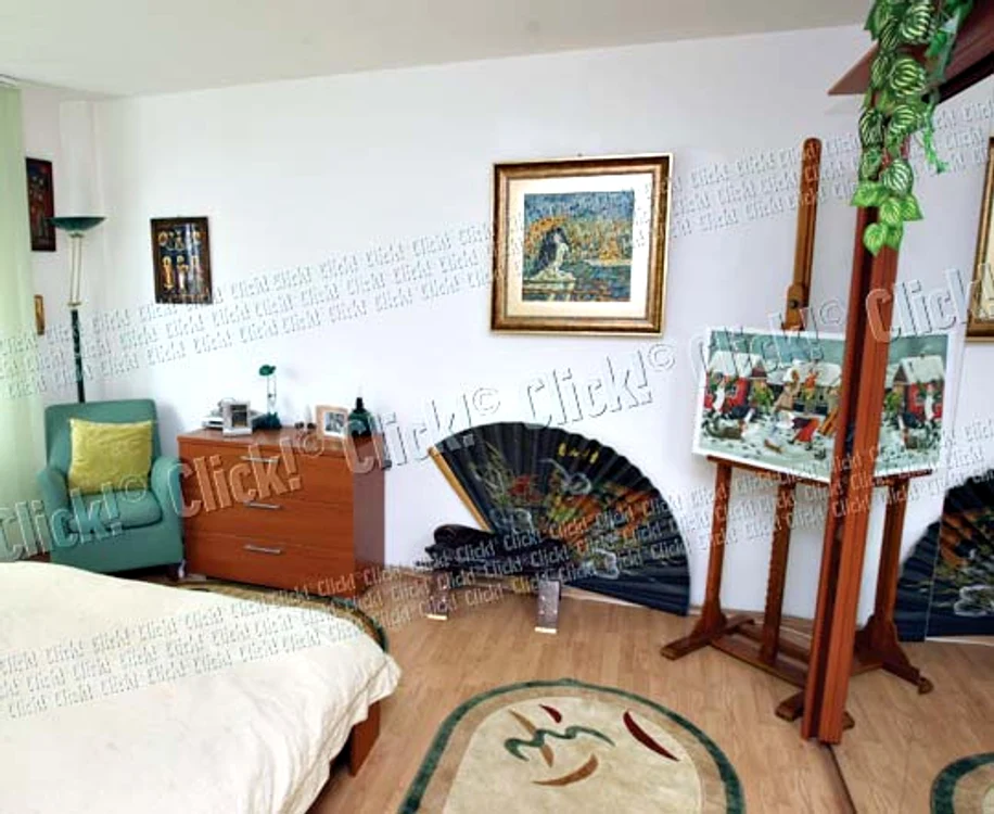 Tot în dormitor are sumedenie de decoraţiuni