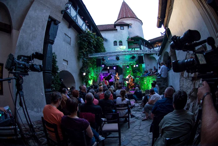 
    În acest weekend, 23 – 25 august, sunteți invitați la Castelul Bran. Vin 20 de artiști din cinci țări la festivalul Jazz at Bran CastleFoto: Castelul Bran  