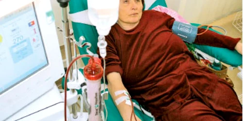 Tot mai mulţi români fac dializă