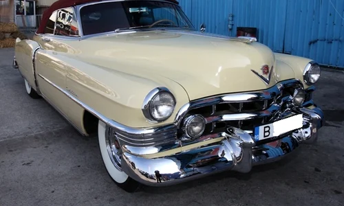 Cadillacul a fost admirat de toţi vizitatorii târgului auto jpeg