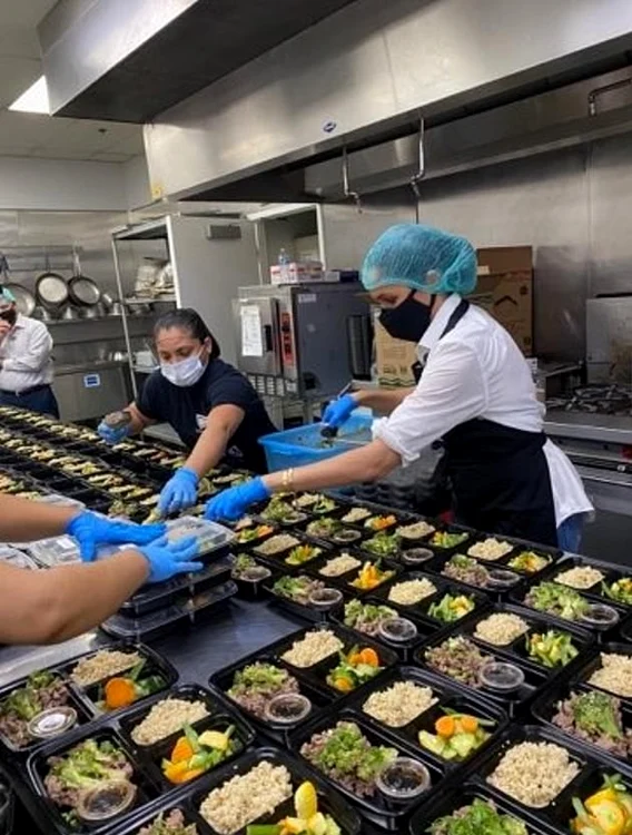 Meghan Markle a gătit cot la cot cu femeile de la o brutărie din LA