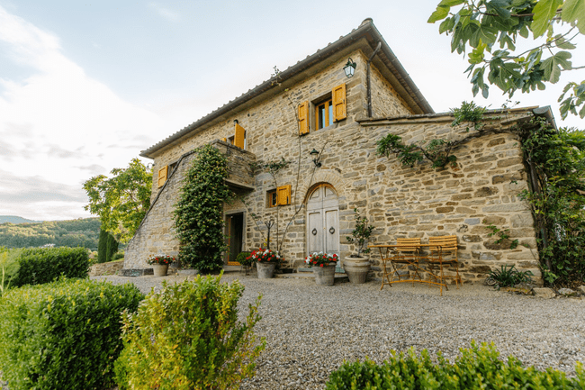 Visul italian din Toscana, la preț de garsonieră în Cluj. Domeniul are o vilă istorică, piscină, livadă de măslini și o vie