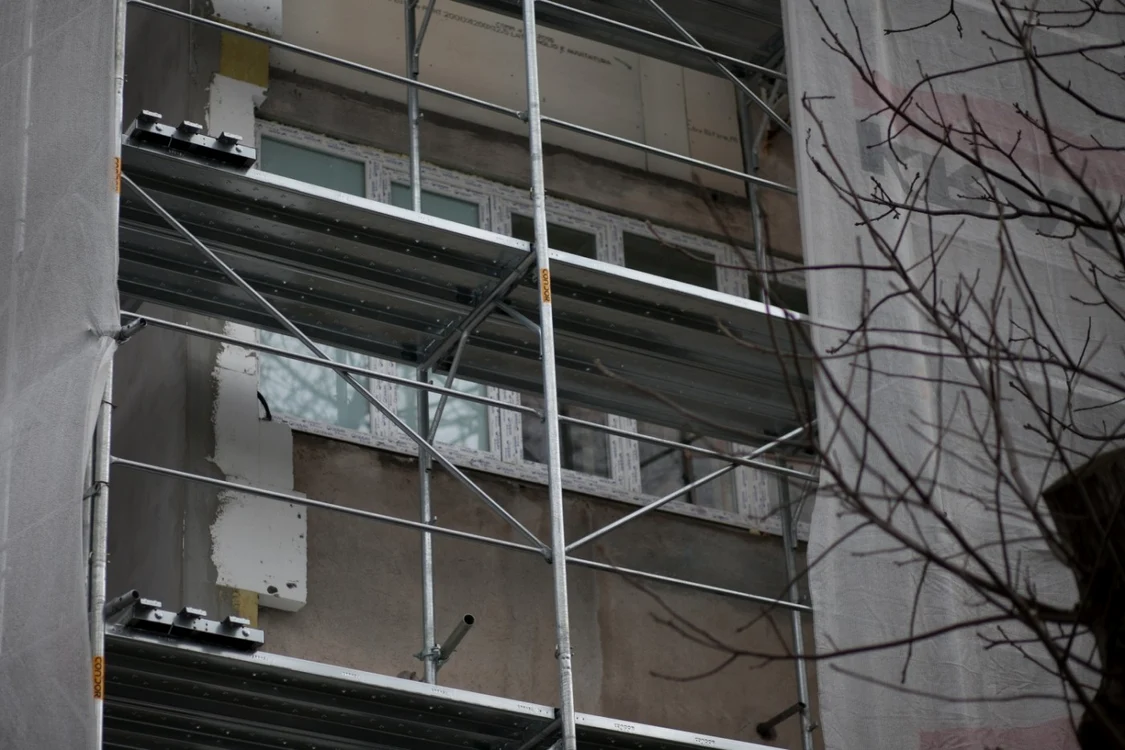 O schelă pusă lângă un bloc care urmează să fie izolat termic