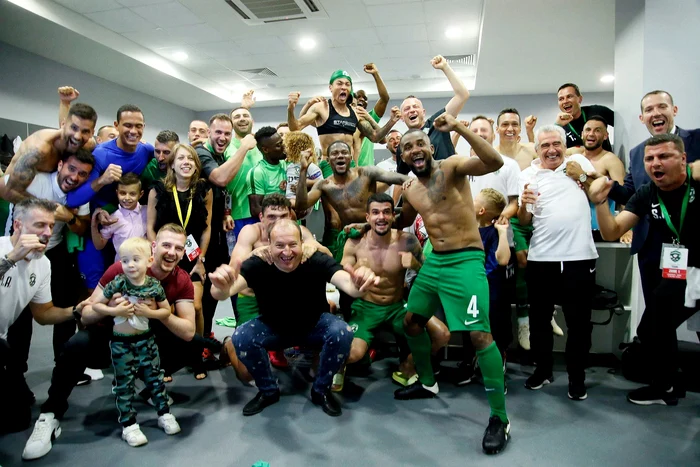 Jucătorii și staff-ul lui Ludogoreț au sărbătorit câștigarea celui de-al 9-lea titlu la rândFoto: Facebook/PFCLudogoreț1945