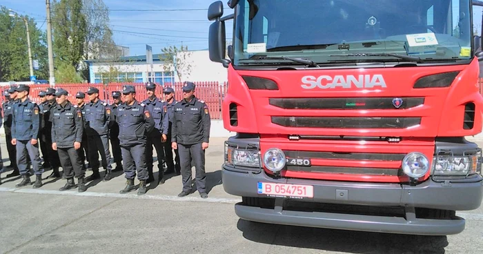 Pompierii se pregătesc pentru un exerciţiu care ia în calcul un accident chimic