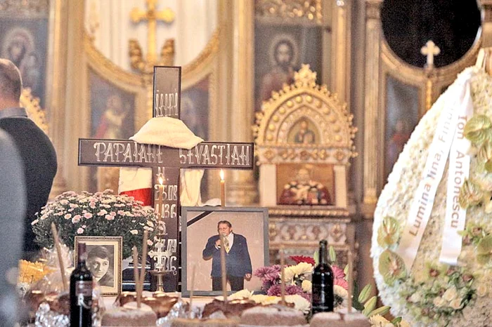 Biserica a fost neîncăpătoare pentru “munţii” de flori şi coroane