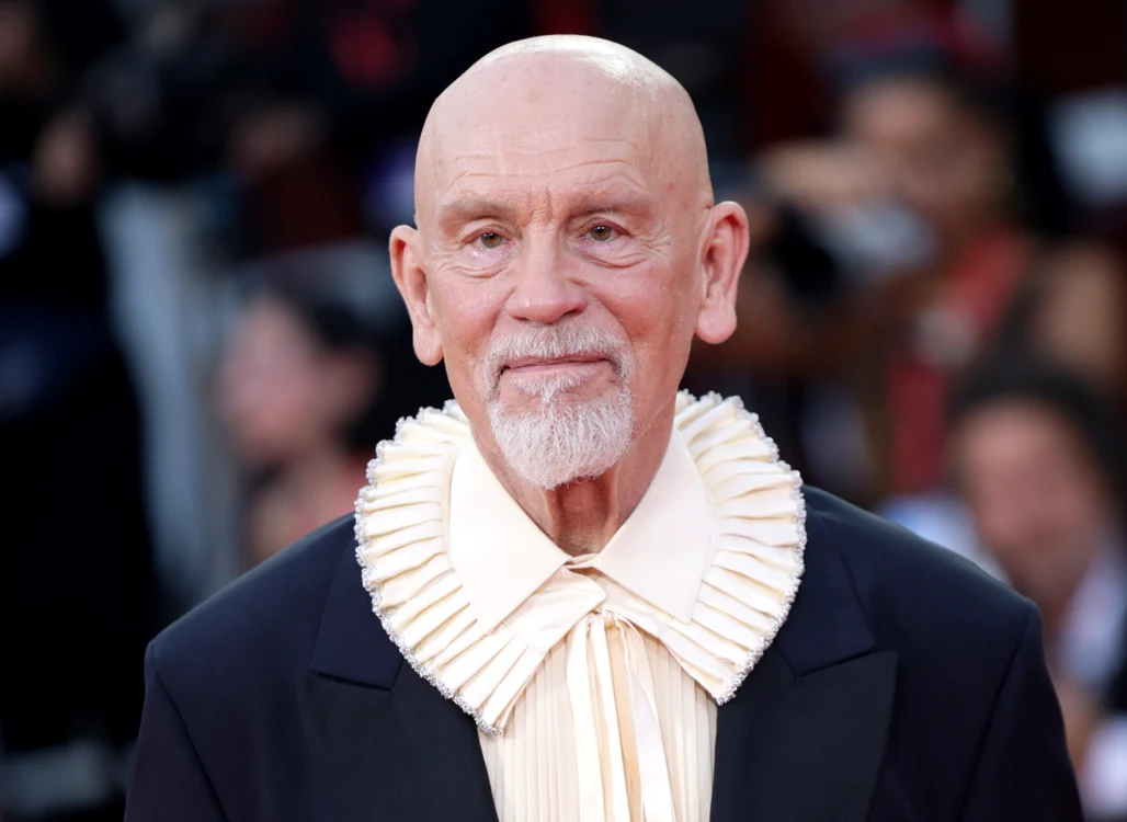 John Malkovich a atras toate privirile pe covorul roșu. 