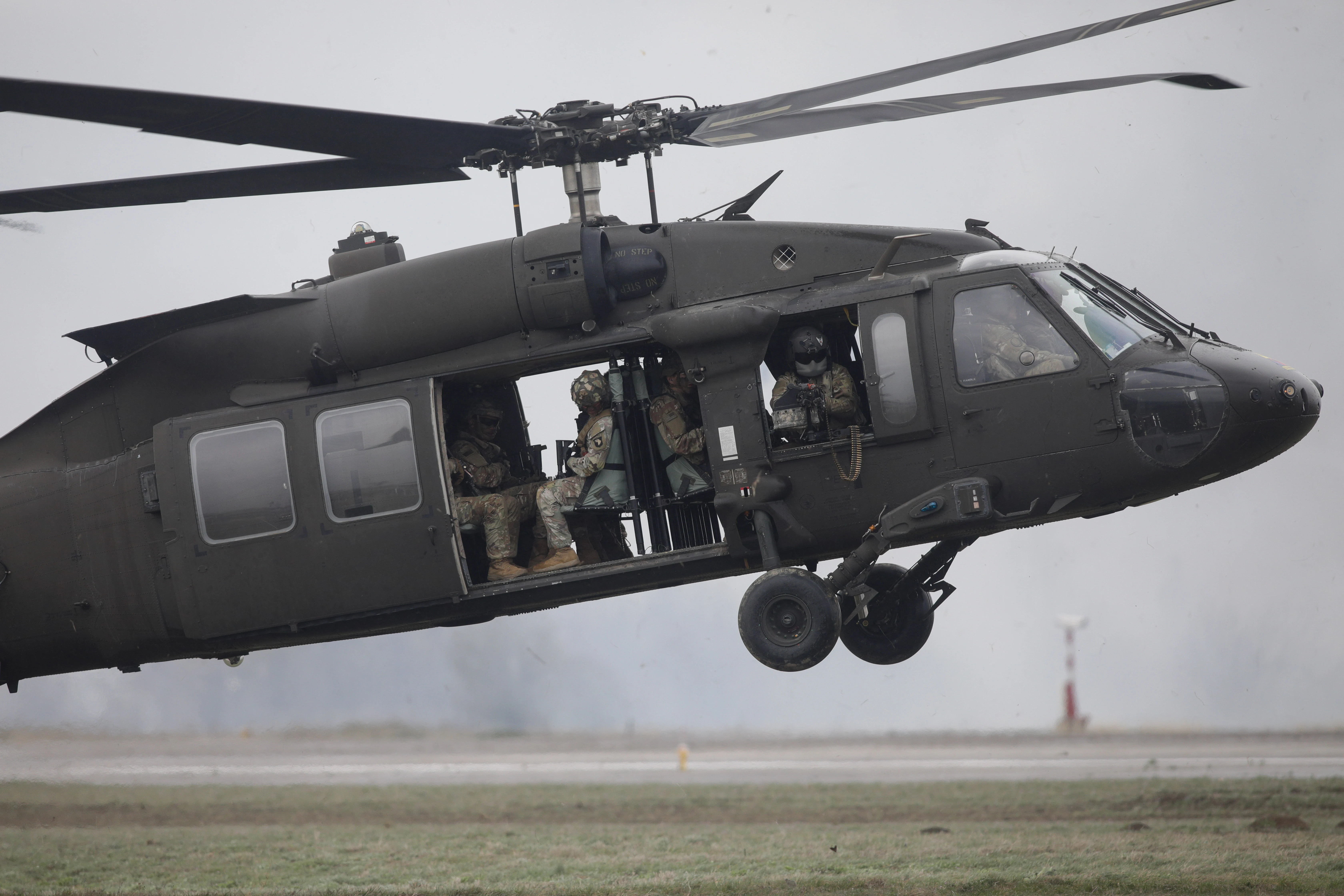 Cum văd românii amplasarea de avioane și echipamente americane în România, în contextul războiului din Iran