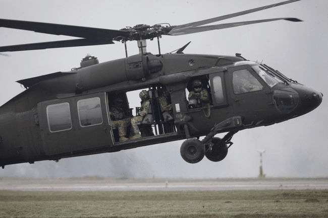 Cum văd românii amplasarea de avioane și echipamente americane în România, în contextul războiului din Iran