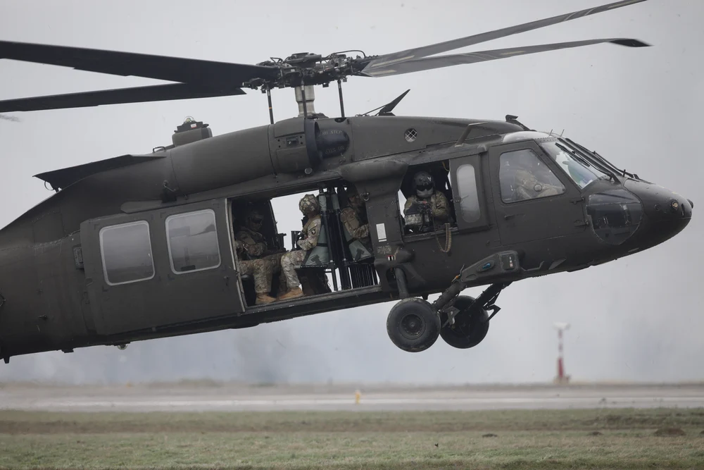 Cum văd românii amplasarea de avioane și echipamente americane în România, în contextul războiului din Iran