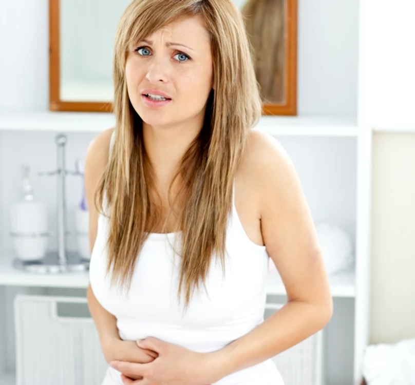 Principalul simptom este durerea puternică în zona abdomenuluI.www.clicksanatate.ro