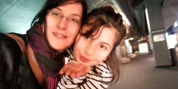 Oral Nalan şi fiica ei de zece ani