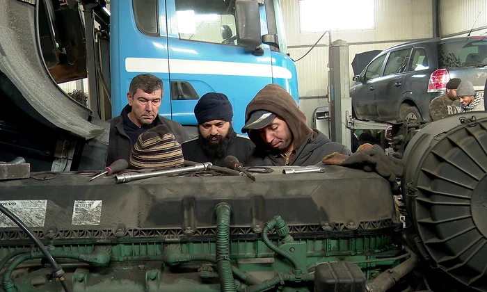 Patronul service-ului, însoțit de Manpreet FOTO Iulian Bunilă