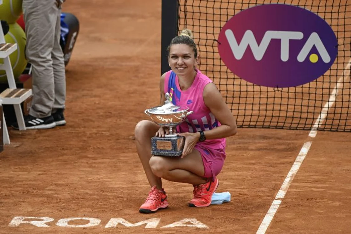 
    Simona Halep cu trofeul cucerit în premieră la RomaFOTO: EPA  