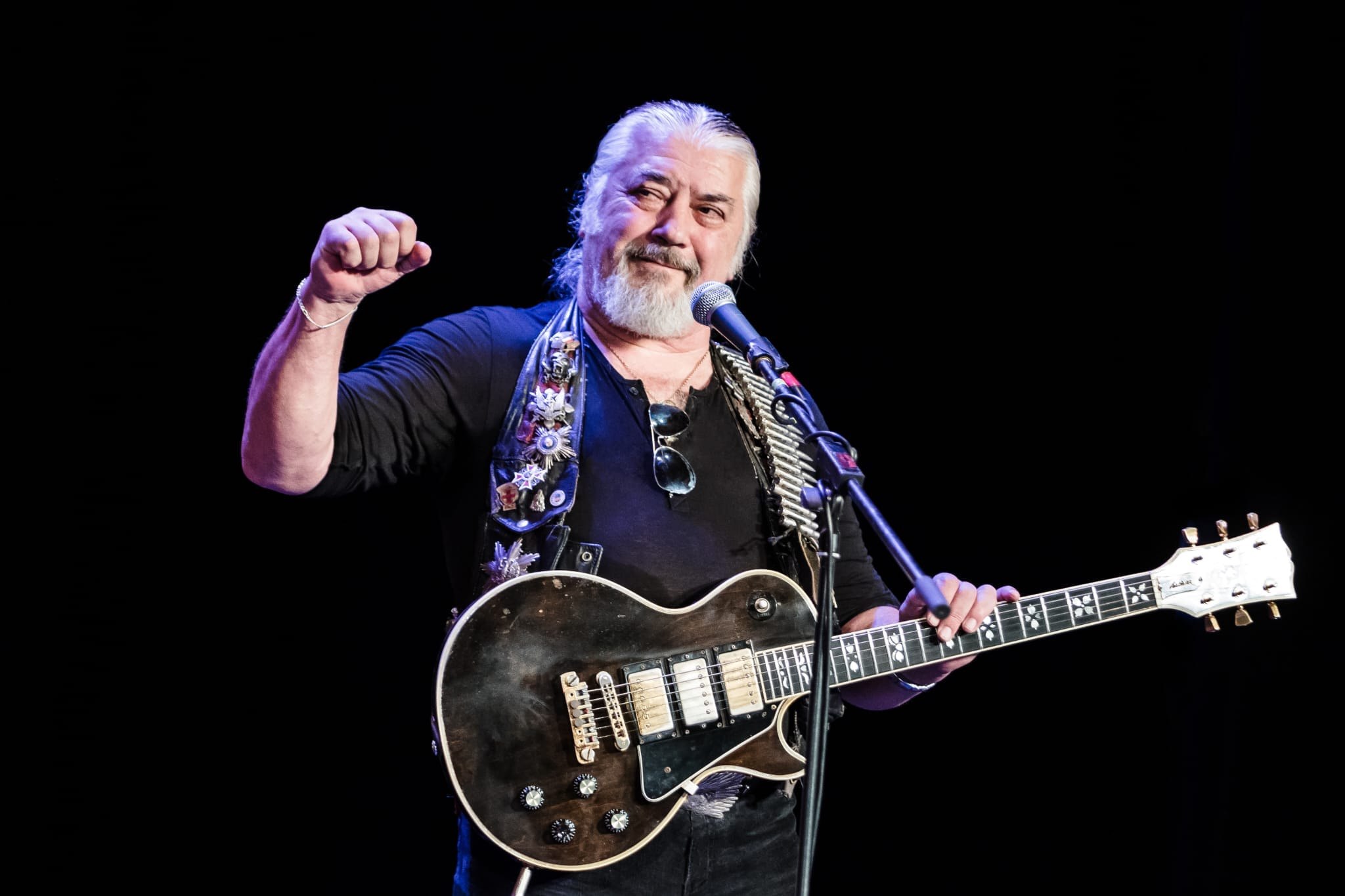 Informații proaste despre sănătatea lui Nicu Covaci, membrii Phoenix promit detalii.