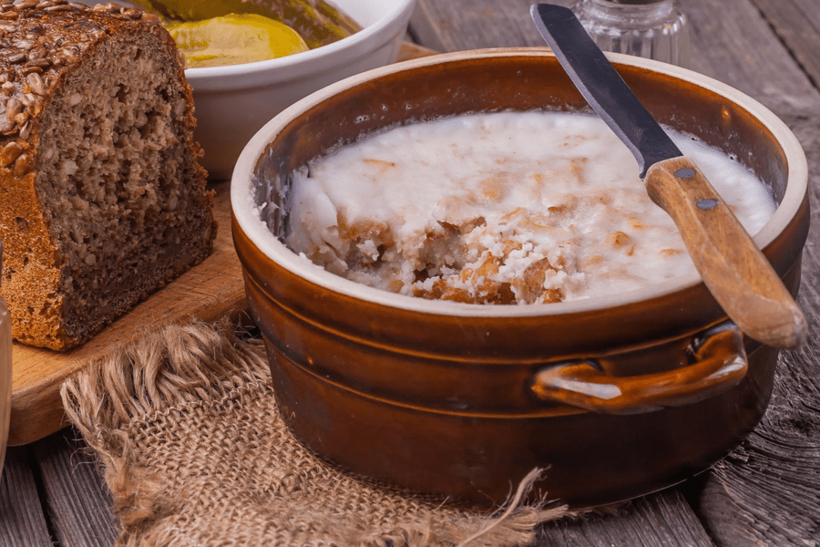 Carnea în untură, deliciu de pe vremea bunicii: secretele preparatului care „bate friptura”. Cât se păstrează
