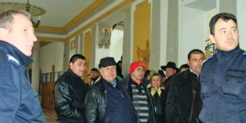 Pe holurile Tribunalului Cluj, zeci de rromi le-au făcut „galerie“ celor audiaţi, reclamând discriminări etnice 