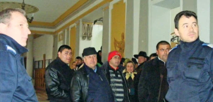 Pe holurile Tribunalului Cluj, zeci de rromi le-au făcut „galerie“ celor audiaţi, reclamând discriminări etnice 