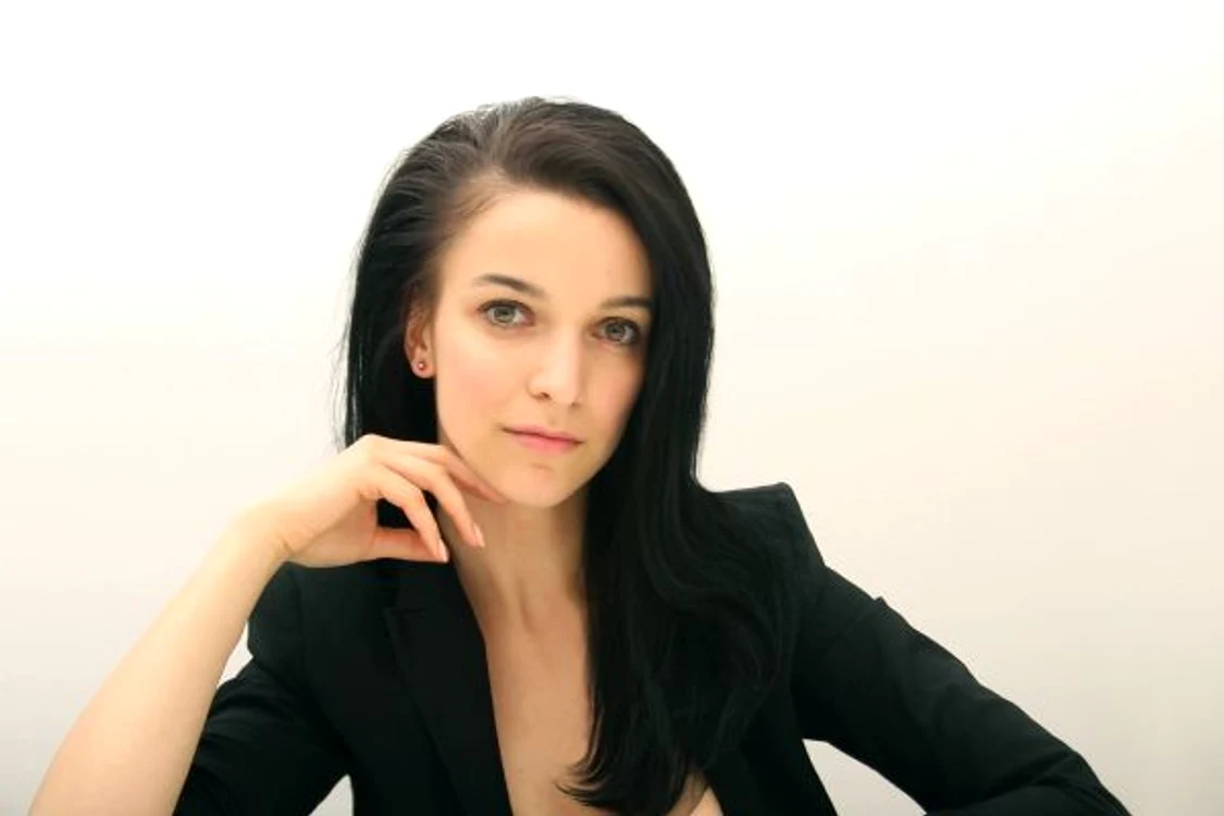 
    Alexandra Andriescu a impresionat-o pe Carmen Iohannis cu creaţiile sale. Prima-doamnă a României are piese unicat de la atelierul creatoarei.Foto: Arhiva personală  