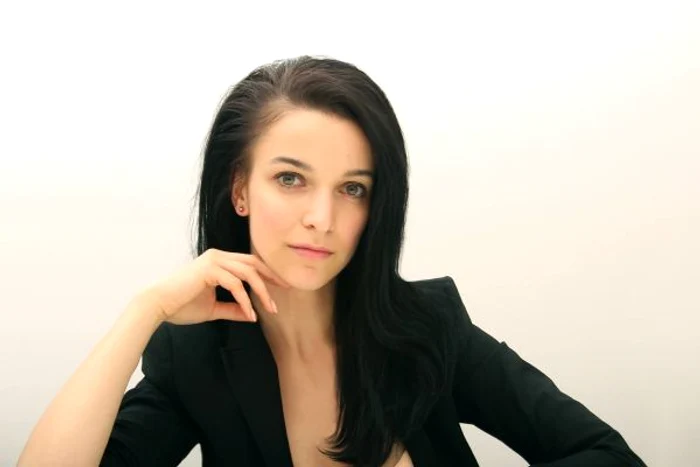 Alexandra Andriescu a impresionat-o pe Carmen Iohannis cu creaţiile sale. Prima-doamnă a României are piese unicat de la atelierul creatoarei.Foto: Arhiva personală