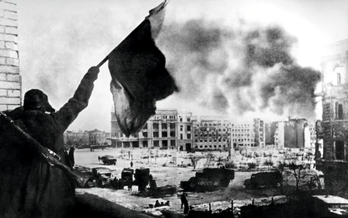Un soldat sovietic flutură drapelul URSS în piața din Stalingrad Foto Profimedia