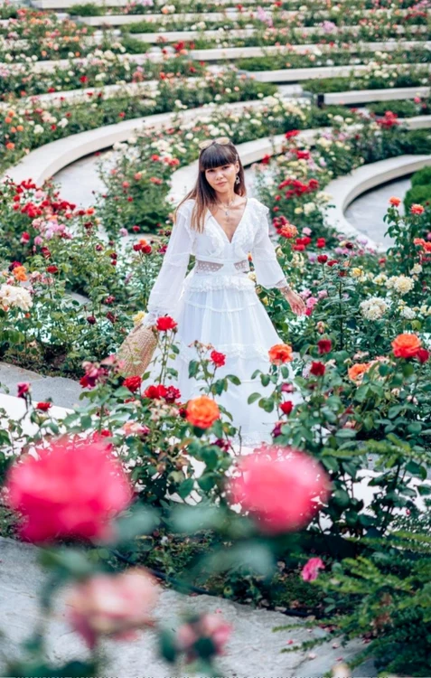 
    Amfiteatrul de trandafiri. În imagine, Liana Alexandra, influencerfoto: Instagram.com  