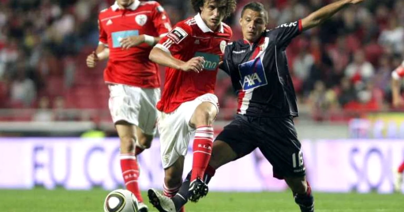 David Luiz (centru) este o adevărată mină de aur pentru Benfica Lisabona