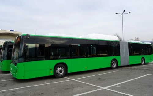 Autobuzele gigant articulate de la Mercedes - Benz pe gaz comprimat cu sistem informatic integrat - unice în România - în flota ETA SA Râmnicu Vâlcea Foto Adevărul