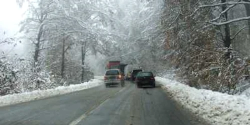 Pe drumurile din Maramureş se circulă greu datorită poleiului de pe carosabil.