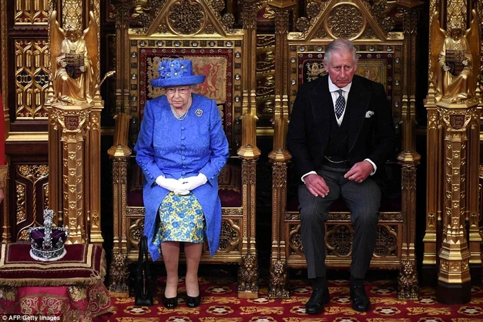 Regina Marii Britanii, Elisabeta a II-a, asistată de prinţul Charles la discursul anual rostit în deschiderea lucrărilor Parlamentului FOTO AFP/ Getty Images