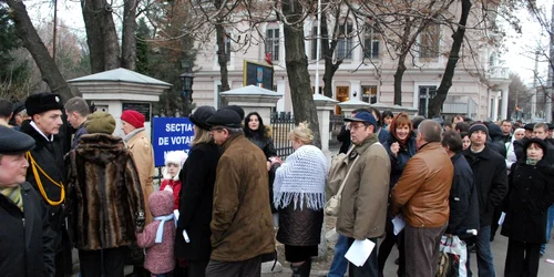 La alegerile prezidenţiale din 2009, românii basarabeni au făcut cozi la secţiile de votare