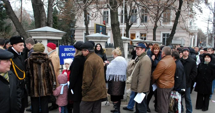 La alegerile prezidenţiale din 2009, românii basarabeni au făcut cozi la secţiile de votare