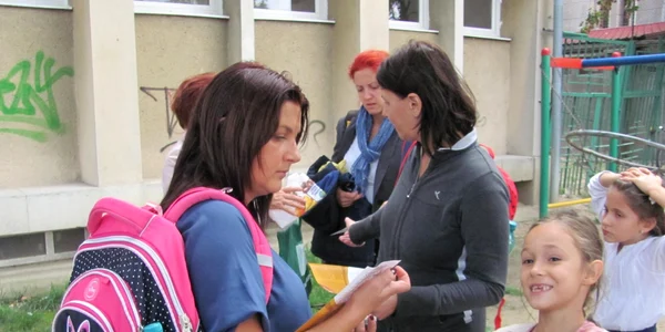 Părinţii au studiat pliantele oferite de Asociaţia Secular-Umanistă Foto