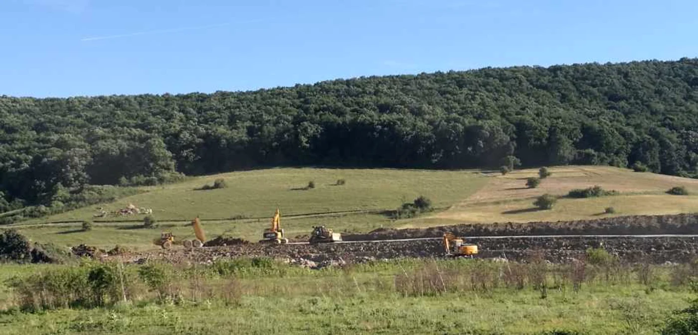 La noua groapă de gunoi a Clujului se lucrează din 2012 şi lucrările sunt departe de a fi finalizate. FOTO: Remus Florescu