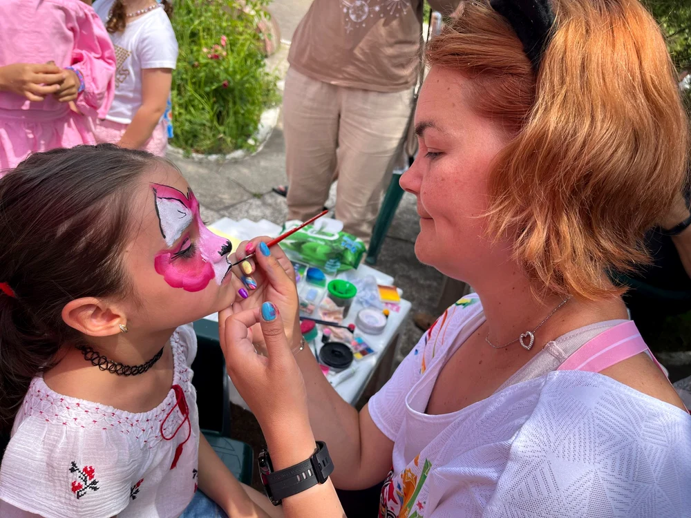 Micuții abia așteaptă să fie pictați pe față FOTO arhiva personală