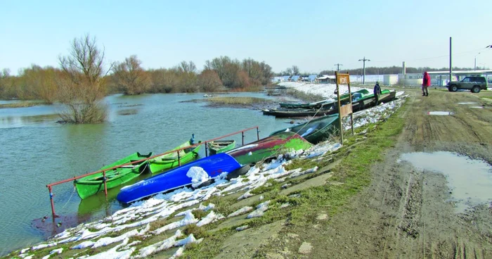 Pescarii îşi feresc bărcile de apele umflate. Foto: Cristi Boczar