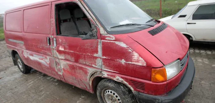 Maşina aviariată este o autoutilitară cu numere de Timiş