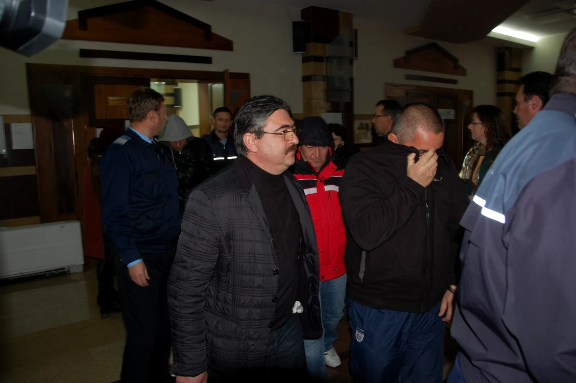 Unii dintre vameşi au încercat să îşi ascundă feţele de camerele de luat vederi FOTO: Ionuţ Balaban