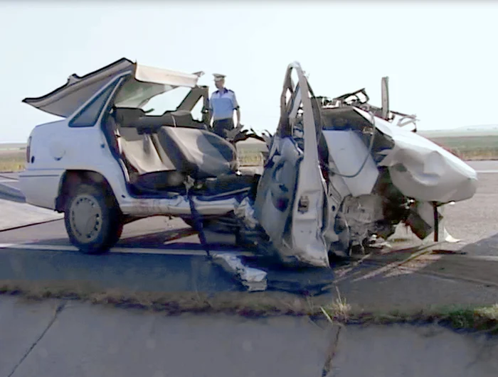 O grămadă de fiare, atât a mai rămas din maşina poliţiştilor