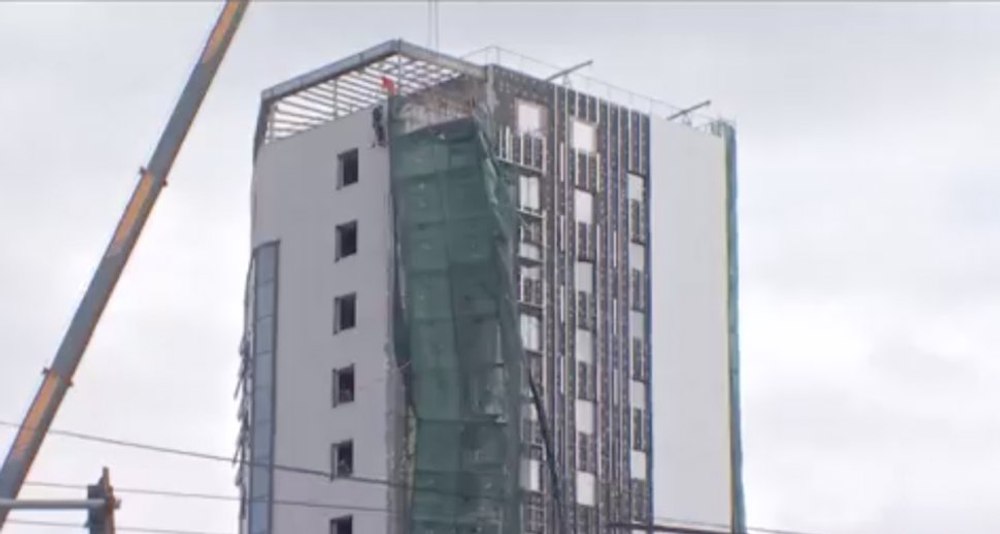 O schelă amplasată pe un bloc turn stă să cadă în centrul Capitalei. Traficul a fost blocat